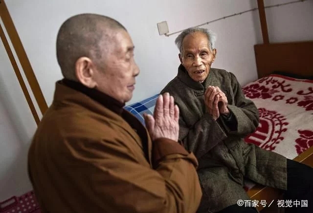中国首家寺庙养老院，伺候着百位老人，入住需满足两个条件
