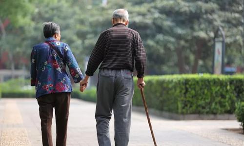 现在中国有多少老人，不是靠国家而是靠家人养老？